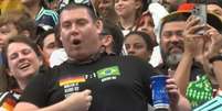 Foto: Reprodu&ccedil;&atilde;o - Legenda: Torcedor da Alemanha chama a aten&ccedil;&atilde;o por camisa personalizada com o 7x1 em cima do Brasil / Jogada10