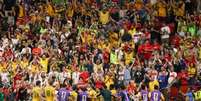 Irankunda finaliza, marca e corre para comemorar com a torcida australiana. Foto: Reprodu&ccedil;&atilde;o / Socceroos / Jogada10