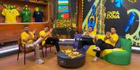 Casimiro Miguel (terceiro da esquerda &agrave; direita) com sua equipe de transmiss&atilde;o: o maior concorrente da TV convencional na Copa  Foto: Reprodu&ccedil;&atilde;o/YouTube