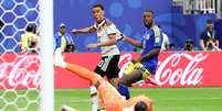 Musiala, da Alemanha, marca com o p&eacute; direito contra o Cura&ccedil;ao  Foto: Alexander Hassenstein/Getty Images