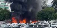 Helic&oacute;pteros ca&iacute;ram ap&oacute;s colidirem no ar no Rio de Janeiro e provocaram inc&ecirc;ndio em estacionamento  Foto: Reprodu&ccedil;&atilde;o/Redes sociais
