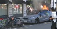 Elon Musk, &zwnj;dono da Tesla e &zwnj;que j&aacute; atuou como conselheiro do presidente dos EUA, Donald Trump, tornou-se o primeiro trilion&aacute;rio do mundo; carro da marca foi incendiado durante protestos  Foto: Reprodu&ccedil;&atilde;o/GloboNews