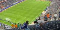 Torcedores do Jap&atilde;o recolhem lixo ap&oacute;s o jogo contra a Holanda  Foto: Reprodu&ccedil;&atilde;o