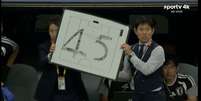 T&eacute;cnico do Jap&atilde;o mostra placa com o tempo de jogo  Foto: Reprodu&ccedil;&atilde;o/Sportv