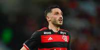 Vi&ntilde;a em a&ccedil;&atilde;o com a camisa do Flamengo Foto: Reprodu&ccedil;&atilde;o/Twitter Flamengo / Esporte News Mundo