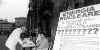 Coleta de assinaturas para referendo contra energia nuclear, em 1987 Foto: ANSA / Ansa - Brasil