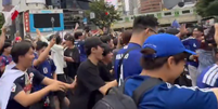 Japoneses celebram empate 'invadindo' famoso cruzamento em T&oacute;quio e liberam ap&oacute;s sinal abrir  Foto: Reprodu&ccedil;&atilde;o/X:@therealbuni