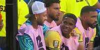 Endrick desabafou com Neymar durante jogo do Brasil e Marrocos  Foto: Reprodução/TV Globo