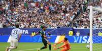 Abdulelah Al-Amri marca para a Ar&aacute;bia Saudita contra Uruguai  Foto: Lars Baron/Getty Images