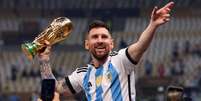Lionel Messi carrega com uma das m&atilde;os o trof&eacute;u da Copa do Mundo da Fifa de Futebol Masculino em 2022, no Catar  Foto: Getty Images / BBC News Brasil