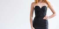 O vestido preto é uma ótima peça para diferentes ocasiões e sempre permanece elegante e atemporal -  Foto: depositphotos.com / AllaSerebrina / Perfil Brasil