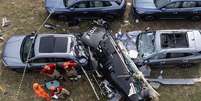 Helic&oacute;pteros ca&iacute;ram em estacionamento na regi&atilde;o do Recreio dos Bandeirantes, no Rio de Janeiro  Foto: T&eacute;rcio Teixeira/AFP via Getty Images / BBC News Brasil