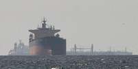 Navios nas proximidades do Estreito de Ormuz durante a guerra entre Estados Unidos e Ir&atilde;  Foto: DW / Deutsche Welle
