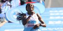 Assefa em Berlim 2023, quando estabeleceu o recorde mundial feminino de 2h11min53s (Foto: Fernanda Paradizo) Foto: Divulga&ccedil;&atilde;o / Contra-Rel&oacute;gio