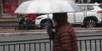 Pedestres enfrentam tarde de frio e garoa na Avenida Paulista, na regi&atilde;o centro-sul da cidade de S&atilde;o Paulo (SP), na tarde desta segunda-feira, 15 de junho de 2026. Foto: RENATO S. CERQUEIRA/ATO PRESS/Estad&atilde;o Conte&uacute;do