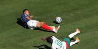 Mbapp&eacute; pede p&ecirc;nalti ap&oacute;s entrada de Man&eacute;  Foto: Darrian Traynor/Getty Images
