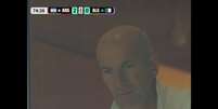 Zidane acompanhou a partida das arquibancadas e teve a rea&ccedil;&atilde;o observada por torcedores Foto: Reprodu&ccedil;&atilde;o / Jogada10