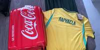 Quando o kit da Coca-Cola chegou, Raphaela entendeu que ela n&atilde;o iria &agrave; Copa do Mundo  Foto: Arquivo pessoal / BBC News Brasil
