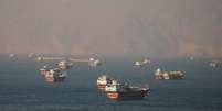 Navios parados no Estreito de Ormuz, vistos de Musandam, Om&atilde;, em 15 de junho de 2026.  Foto: REUTERS - Stringer / RFI