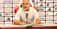 Jos&eacute; Boto durante apresenta&ccedil;&atilde;o do t&eacute;cnico Leonardo Jardim Foto: Gilvan de Souza/Flamengo / Esporte News Mundo