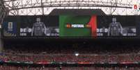 Pais de Diogo Jota em camarote no NRG Stadium para acompanhar a estreia de Portugal na Copa do Mundo –  Foto: Reprodução de TV / Jogada10