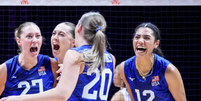 Atletas de vôlei dos Estados Unidos durante partida contra a França Foto: Reprodução/Instagram:@usavolleyball