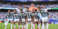 Messi entra em campo com chuteira de cor diferente dos outros jogadores  Foto: Tom Weller/picture alliance via Getty Images
