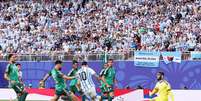 Lionel Messi em jogada pela Argentina contra a Arg&eacute;lia na Copa do Mundo  Foto: Charlotte Wilson/Getty Images