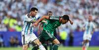Aos 30 minutos do 1º tempo, Messi errou um passe e cometeu falta em Mandi  Foto: Omar Vega/Getty Images