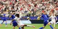 Madueke, da Inglaterra, sofreu o p&ecirc;nalti contra a Cro&aacute;cia  Foto: Richard Pelham/Getty Images