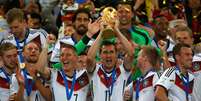 Klose posa com a ta&ccedil;a da Copa do Mundo   Foto: Clive Rose / Getty Images