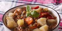 Sopa de lentilha com frango e legumes Foto: Sergii Koval | Shutterstock / Portal EdiCase