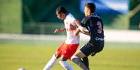 Mateus Macena, jogador do time sub-17 do Red Bull Bragantino. Foto: Fernando Roberto/Red Bull Bragantino / Esporte News Mundo