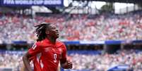 Johan Manzambi marcou dois gols para dar a vit&oacute;ria a Sui&ccedil;a contra a B&oacute;snia - Foto: Dean Mouhtaropoulos/Getty Images / Jogada10