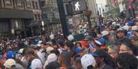 Diversas pessoas aguardam chegada de elenco do Knicks campe&atilde;o do NBA Finals em Nova York Foto: reprodu&ccedil;&atilde;o/X/@JomboyMedia/Captura de tela / Esporte News Mundo