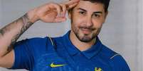 Foto: Divulga&ccedil;&atilde;o - Legenda: O influenciador Carlinhos Maia foi escolhido pelo Chelsea para estrelar a campanha de lan&ccedil;amento do uniforme / Jogada10