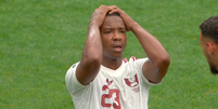 Madibo, do Catar, fica abalado após ver a lesão de Koné, do Canadá  Foto: Reprodução/CazéTV