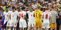 Harry Kane, da Inglaterra, joga &aacute;gua no rosto durante uma pausa para hidrata&ccedil;&atilde;o no jogo contra a Cro&aacute;cia, no Est&aacute;dio de Dallas, Arlington, Texas, EUA, em 17 de junho de 2026  Foto: REUTERS/Kai Pfaffenbach