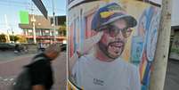 Um homem passa por um pôster da campanha de Abelardo de la Espriella, em Barranquilla, Colômbia, em 1º de junho de 2026.  Foto: RFI