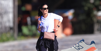 Este t&ecirc;nis New Balance da F&aacute;tima Bernardes para caminhar na orla da praia &eacute; a solu&ccedil;&atilde;o para os p&eacute;s estilosos das mulheres 50+: veja um raio-x do cal&ccedil;ado.  Foto: AGNews, Fabr&iacute;cio Pioyani / Divulga&ccedil;&atilde;o New Balance / Purepeople