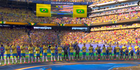 Seleção Brasileira durante o hino nacional no primeiro jogo da Copa do Mundo 2026  Foto: Reprodução/Youtube