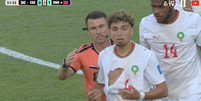 Jogador de Marrocos tem camisa rasgada durante jogo contra Escócia   Foto: Reprodução/CazéTV