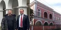 Príncipe Dom Pedro Thiago ao lado do advogado Dr. Fabrizio Bon Vecchio; disputa envolve o histórico Palácio do Grão-Pará, em Petrópolis (RJ)  Foto: Divulgação/Vecchio & Associados Advocacia/A Casa Senhorial