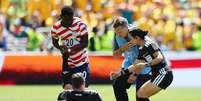 &Aacute;rbitro Felix Zwayer recebe ajuda ap&oacute;s sofrer c&atilde;ibra   Foto: Reuters/Blake Dahlin