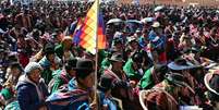 Reuni&atilde;o de l&iacute;deres dos "Ponchos Vermelhos" para discutir o futuro dos protestos que j&aacute; duram mais de seis semanas em Tilata, departamento de La Paz, Bol&iacute;via, em 18 de junho de 2026.  Foto: AFP - AIZAR RALDES / RFI