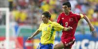 Hakan S&uuml;k&uuml;r (9) &eacute; o autor do gol mais r&aacute;pido da hist&oacute;ria das Copas do Mundo - Foto: Andreas Rentz/Bongarts/Getty Images / Jogada10