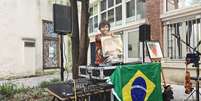 O DJ e livreiro brasileiro Anderson Vital, também conhecido como DJ sabiá, criador do espaço cultural Sabiá Arte & Cultura, que toca em sua primeira Festa da Música em Paris em 2026.  Foto: © Arquivo pessoal / RFI