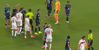 Almiron com a m&atilde;o na boca em campo  Foto: Reprodu&ccedil;&atilde;o/Globo