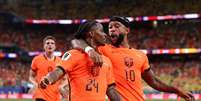 Memphis comemora gol da Holanda com Summerville  Foto: Lars Baron/Getty Images