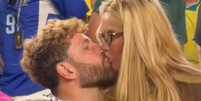 Beijo foi flagrado após vitória do Brasil contra o Haiti, nesta sexta-feira, 19  Foto: Reprodução/Cazé TV